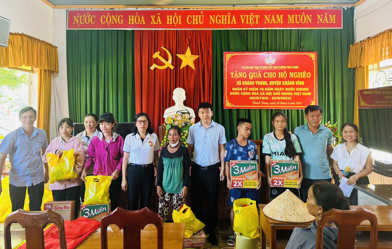 Tặng quà cho 50 hộ nghèo xã Khánh Trung, huyện Khánh Vĩnh