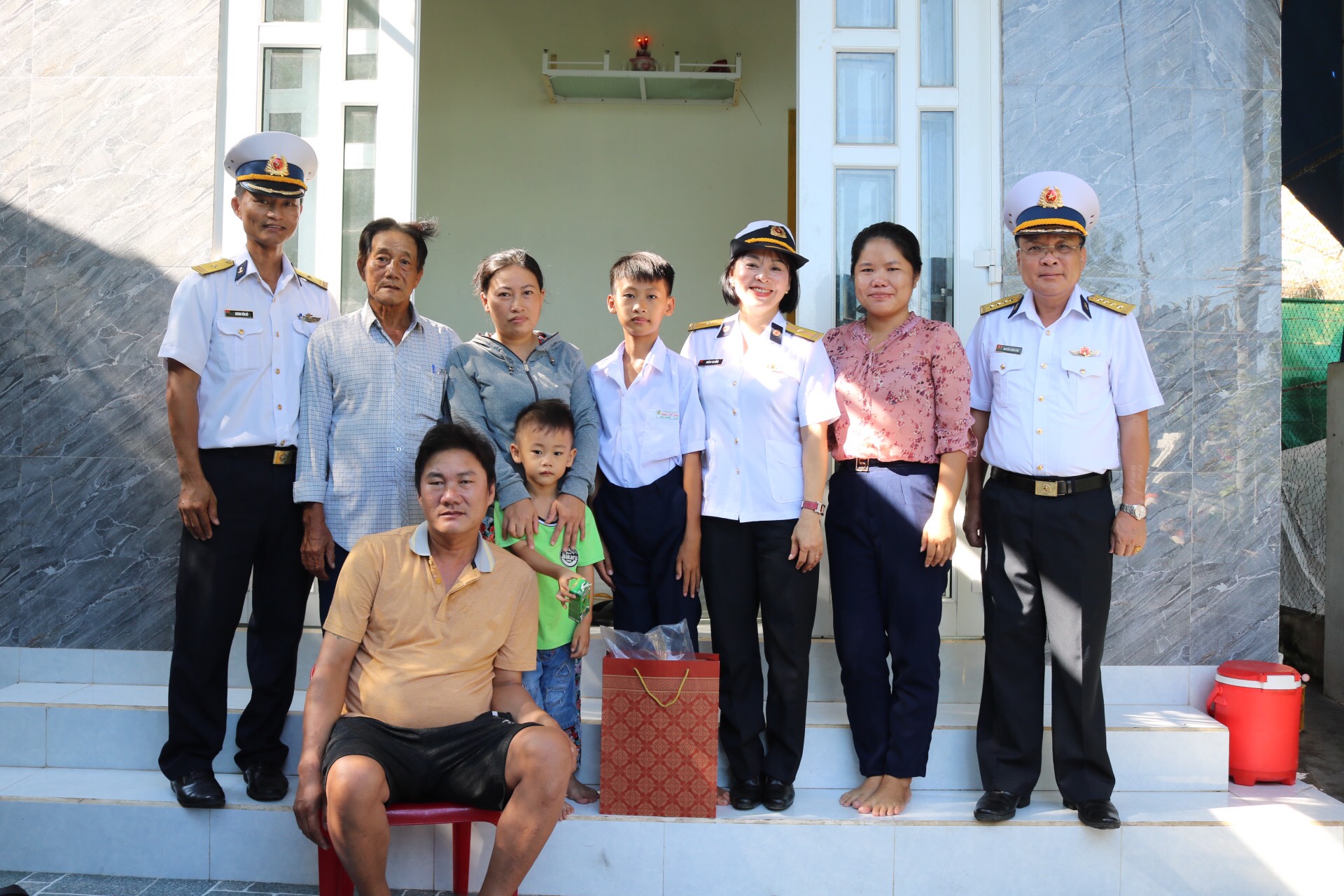 Đoàn công tác Nhà máy Z753 đến động viên gia đình và tặng quà cho em Hàng.