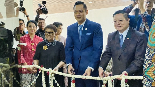 Tổng Thư ký ASEAN, Tiến sỹ Kao Kim Hourn, Bộ trưởng Ngoại giao Indonesia Retno Marsudi cắt băng khai trương “Ngày ASEAN lần thứ 57.” (Ảnh: Đỗ Quyên/TTXVN)