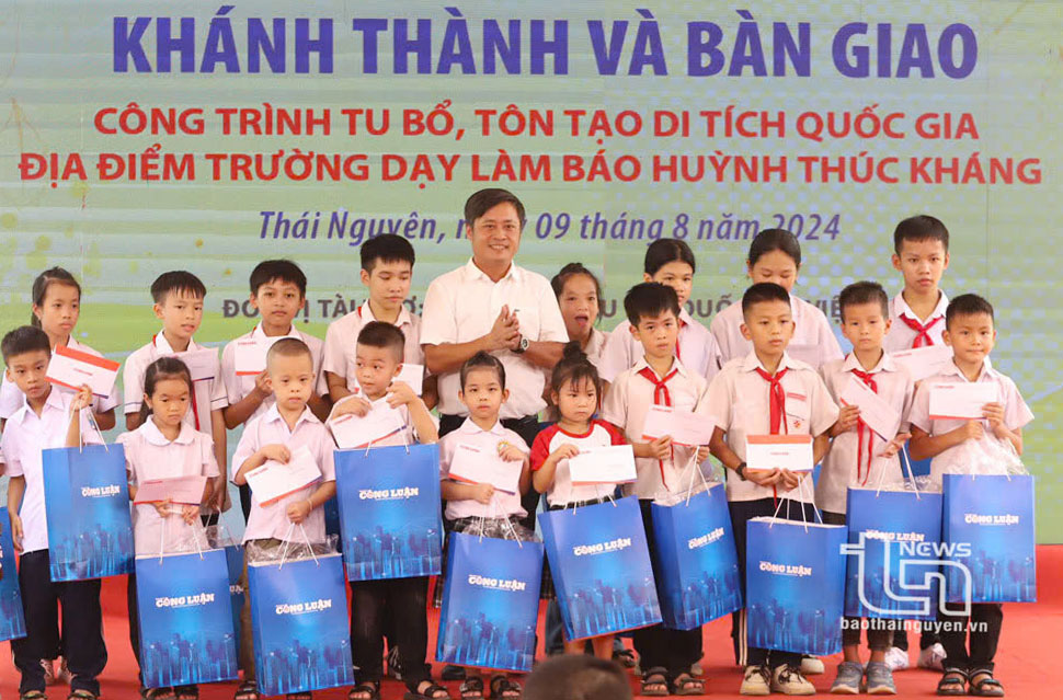 Báo Nhà báo và Công luận tặng quà 20 học sinh địa phương.