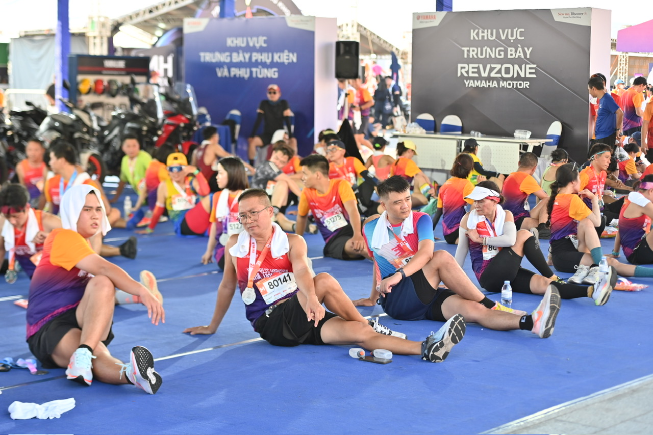 The runners stretching after running

