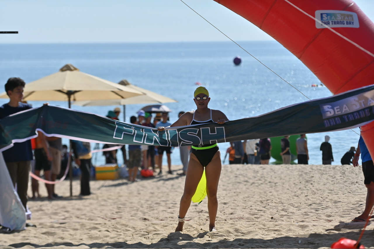 A female swimmer finishes 1,000m race

