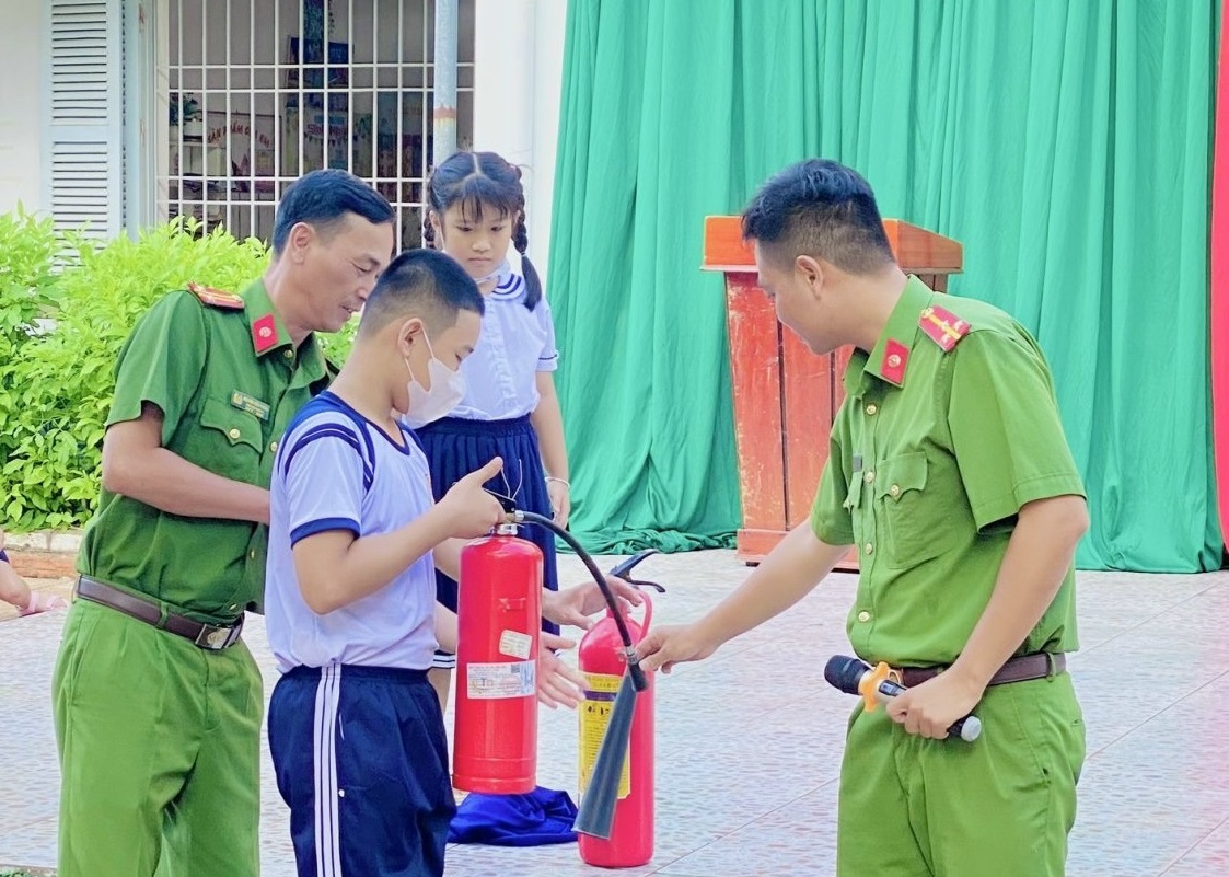 Học sinh Trường Tiểu học Cam Nghĩa 1 (TP. Cam Ranh) thực hành sử dụng bình chữa cháy, năm học 2023-2024. 