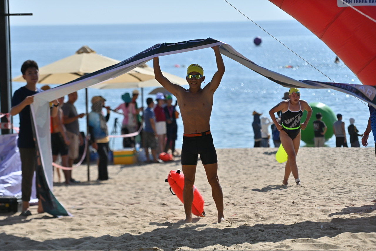 A male swimmer finishes 1,000m race

