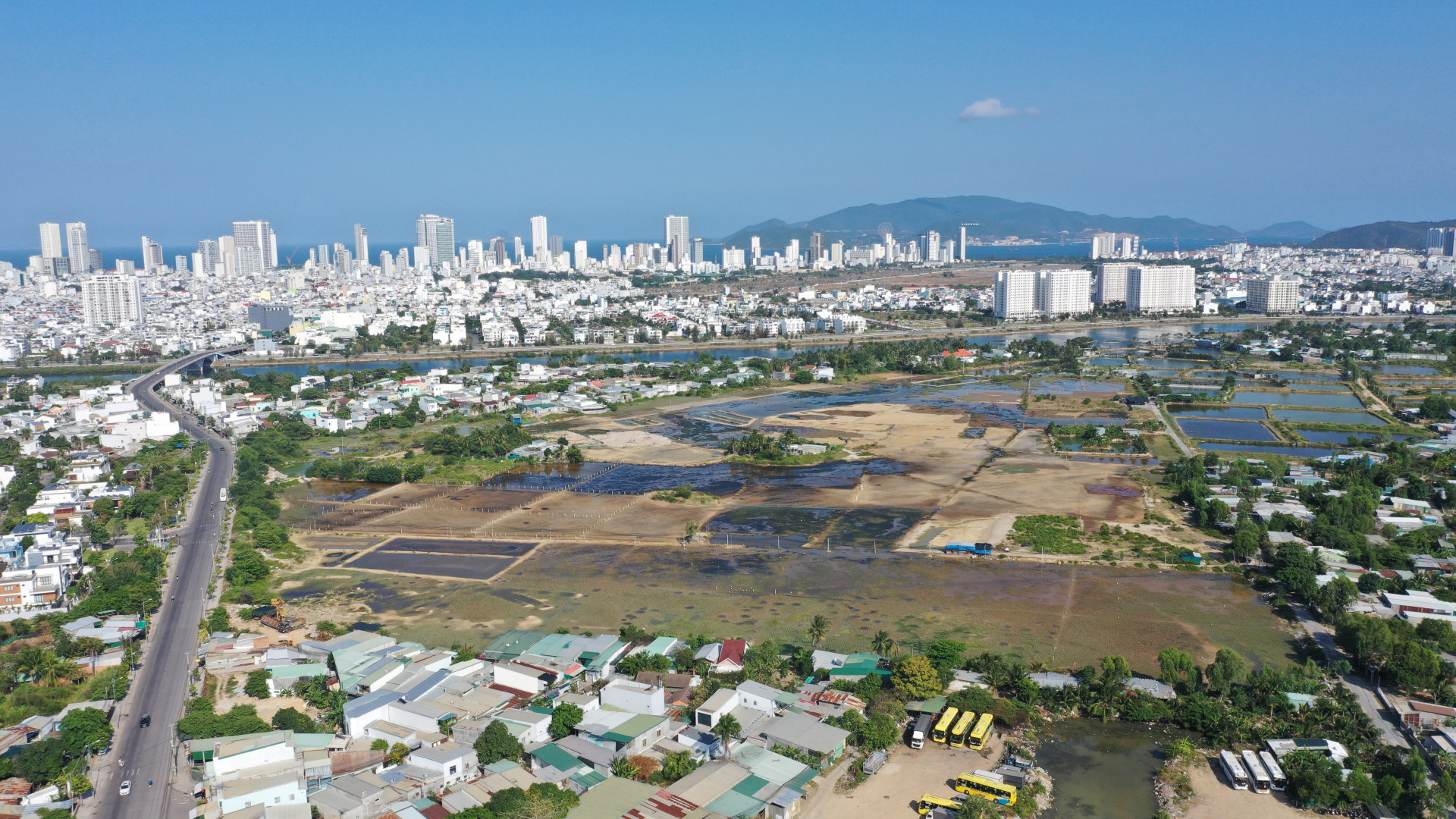 Chú thích ảnh: Một khu vực phía Tây TP. Nha Trang từ trên cao.