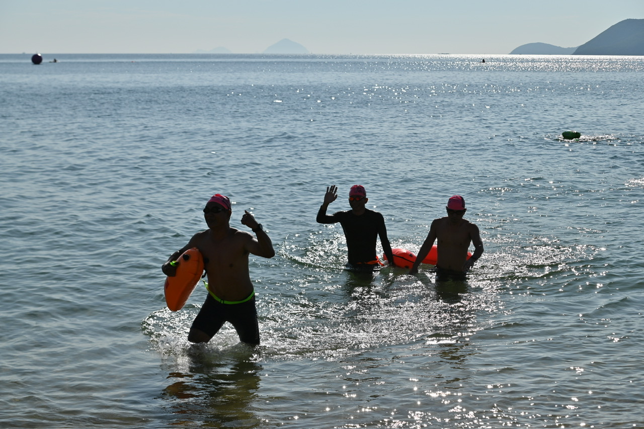 Swimmers of 2,500m race reaching the finish line

