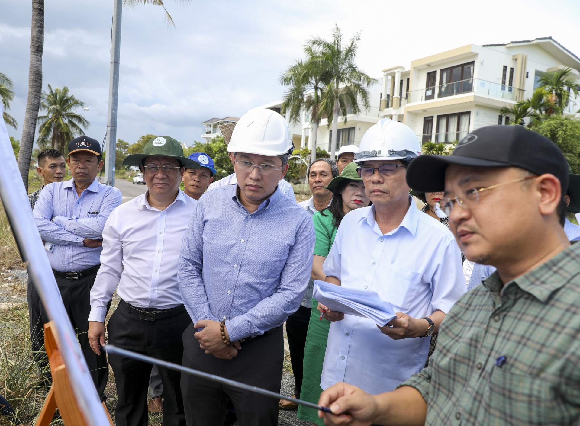 Bí thư Tỉnh ủy Nguyễn Hải Ninh khảo sát các vị trí dự kiến chỉnh trang đô thị ở phía đông đường Trần Phú - Phạm Văn Đồng