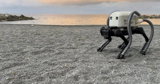 Chó robot hỗ trợ thu gom rác trên bãi biển