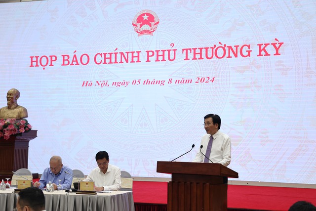 Bộ trưởng, Chủ nhiệm Văn phòng Chính phủ Trần Văn Sơn, Người phát ngôn của Chính phủ chủ trì họp báo - Ảnh: VGP/Dương Tuấn