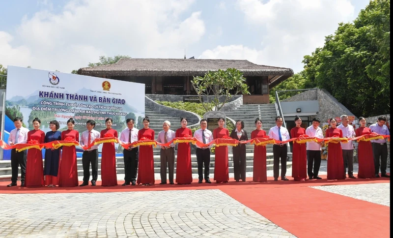 Các địa biểu cắt băng khánh thành, bàn giao di tích Trường dạy làm báo Huỳnh Thúc Kháng.