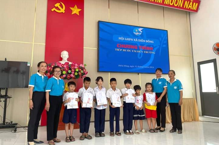 Tặng đồng phục cho học sinh có hoàn cảnh khó khăn ở xã Diên Đồng