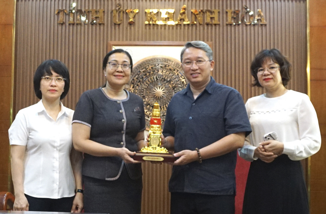 Bí thư Tỉnh ủy Nguyễn Hải Ninh trao biểu trưng cột mốc Trường Sa cho lãnh đạo Văn phòng Tỉnh ủy.