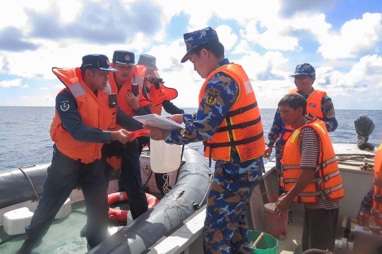 Đưa hai ngư dân Khánh Hòa gặp nạn trên biển về đất liền