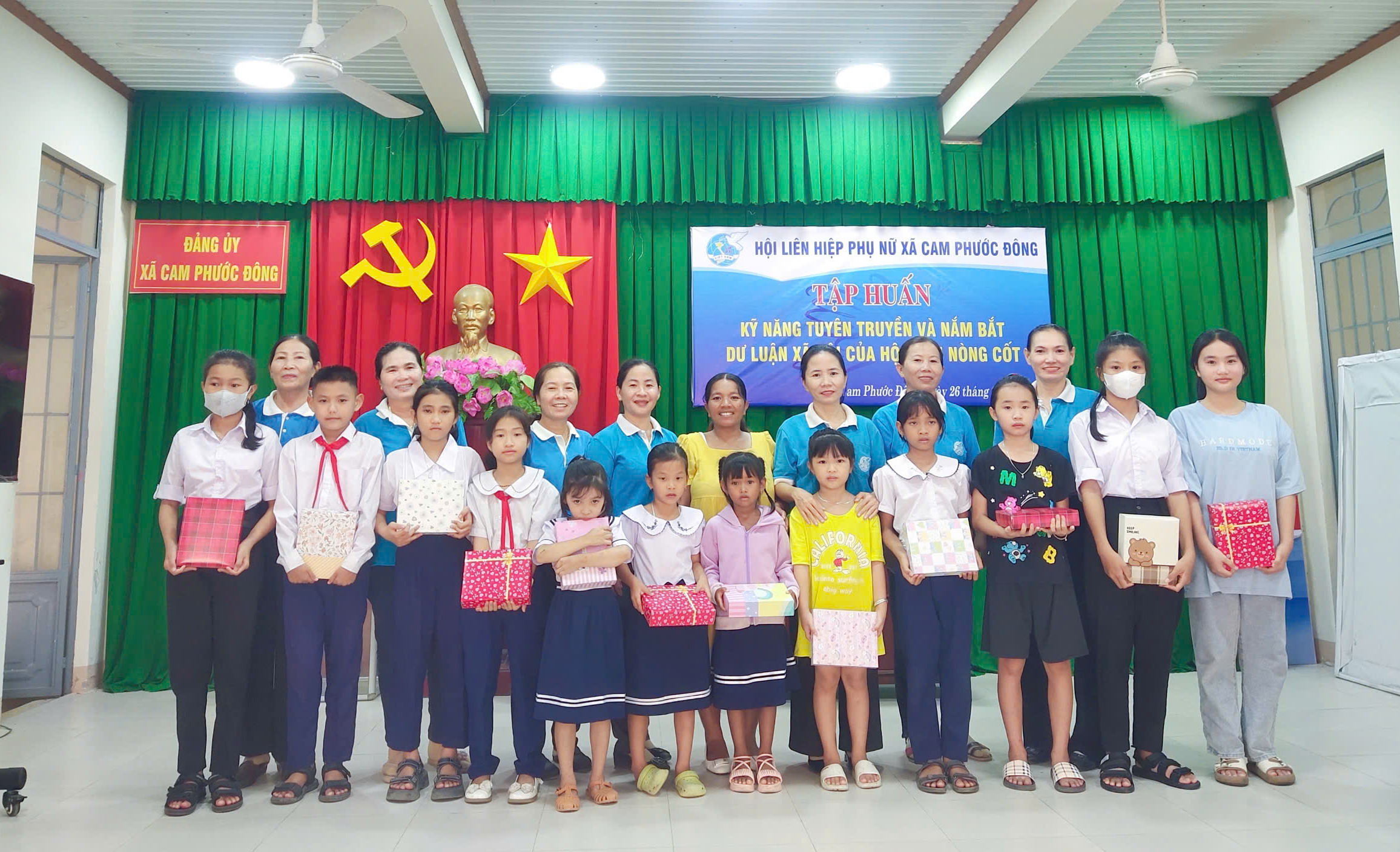 Trao quà cho học sinh khó khăn xã Cam Phước Đông