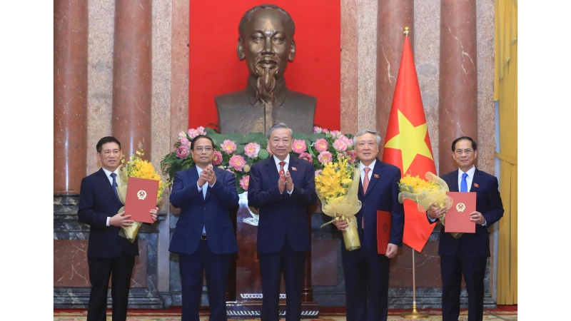 Tổng Bí thư, Chủ tịch nước Tô Lâm trao Quyết định bổ nhiệm, Thủ tướng Phạm Minh Chính tặng hoa chúc mừng các Phó Thủ tướng Nguyễn Hòa Bình, Bùi Thanh Sơn và Hồ Đức Phớc. 