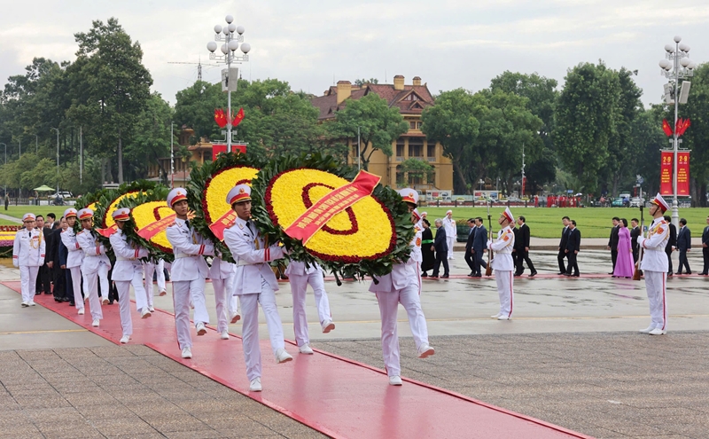 Các đồng chí lãnh đạo, nguyên lãnh đạo Đảng, Nhà nước đặt vòng hoa và vào Lăng viếng Chủ tịch Hồ Chí Minh - Ảnh: Viết Thành 

