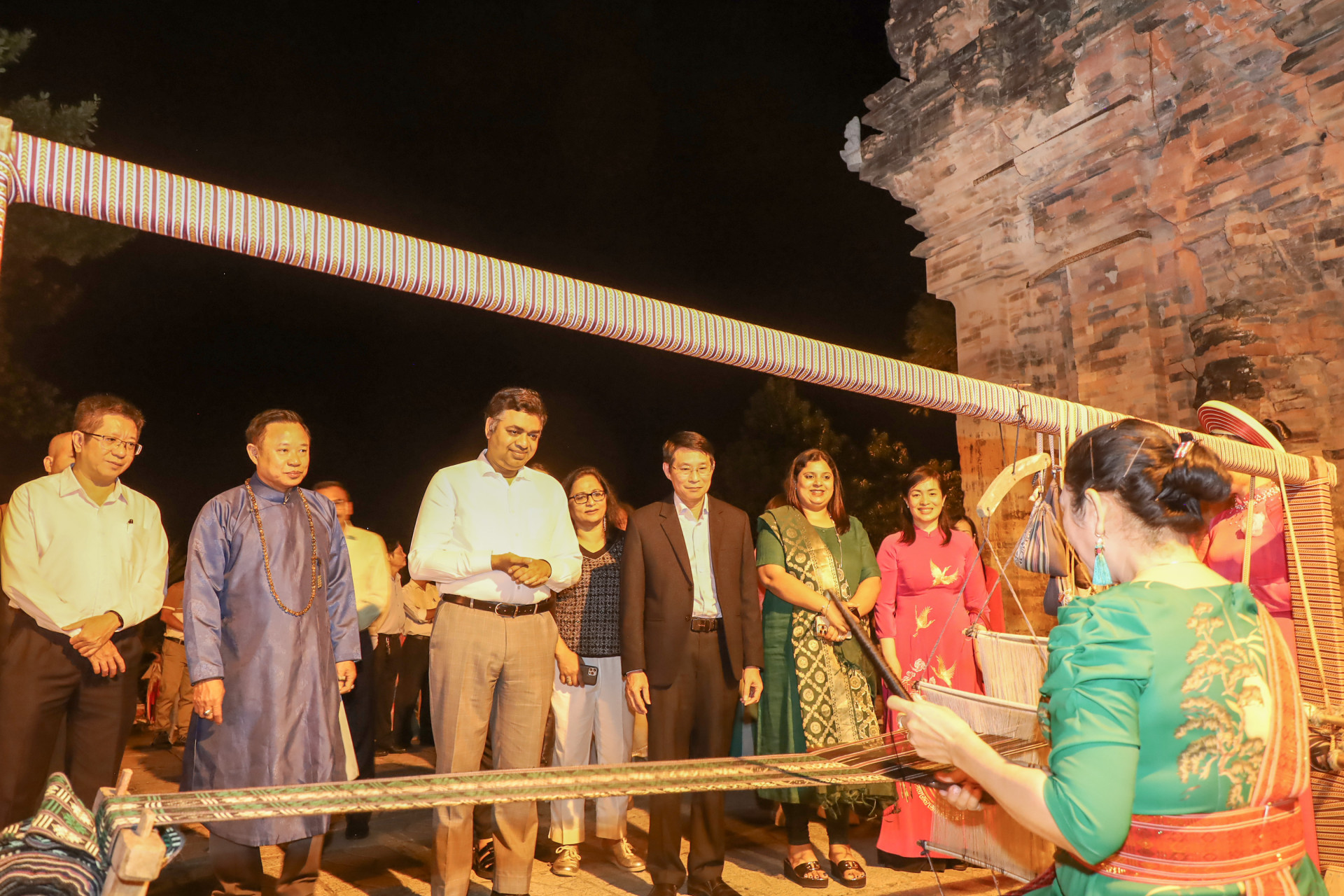 Khanh Hoa Province’s leadership seeing a performance of brocade weaving performed by Cham woman in the program Sacred land of aloeswood taking place in early 2024

