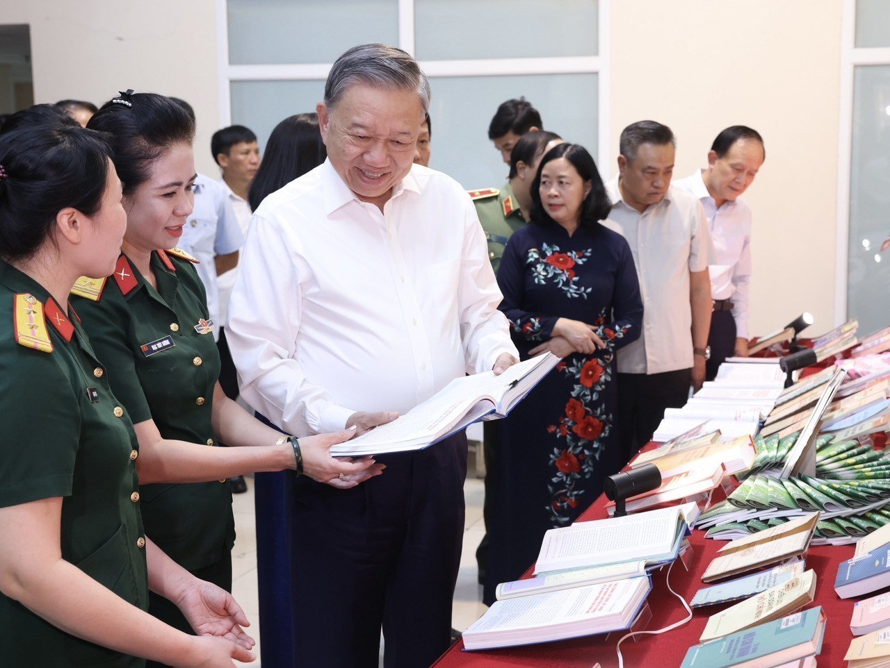 Đại tướng Tô Lâm, Uỷ viên Bộ Chính trị, Chủ tịch nước dự Ngày hội toàn dân bảo vệ an ninh Tổ quốc năm 2024 tại phường Cửa Đông, quận Hoàn Kiếm, thành phố Hà Nội, ngày 2-8-2024_Ảnh: TTXVN

