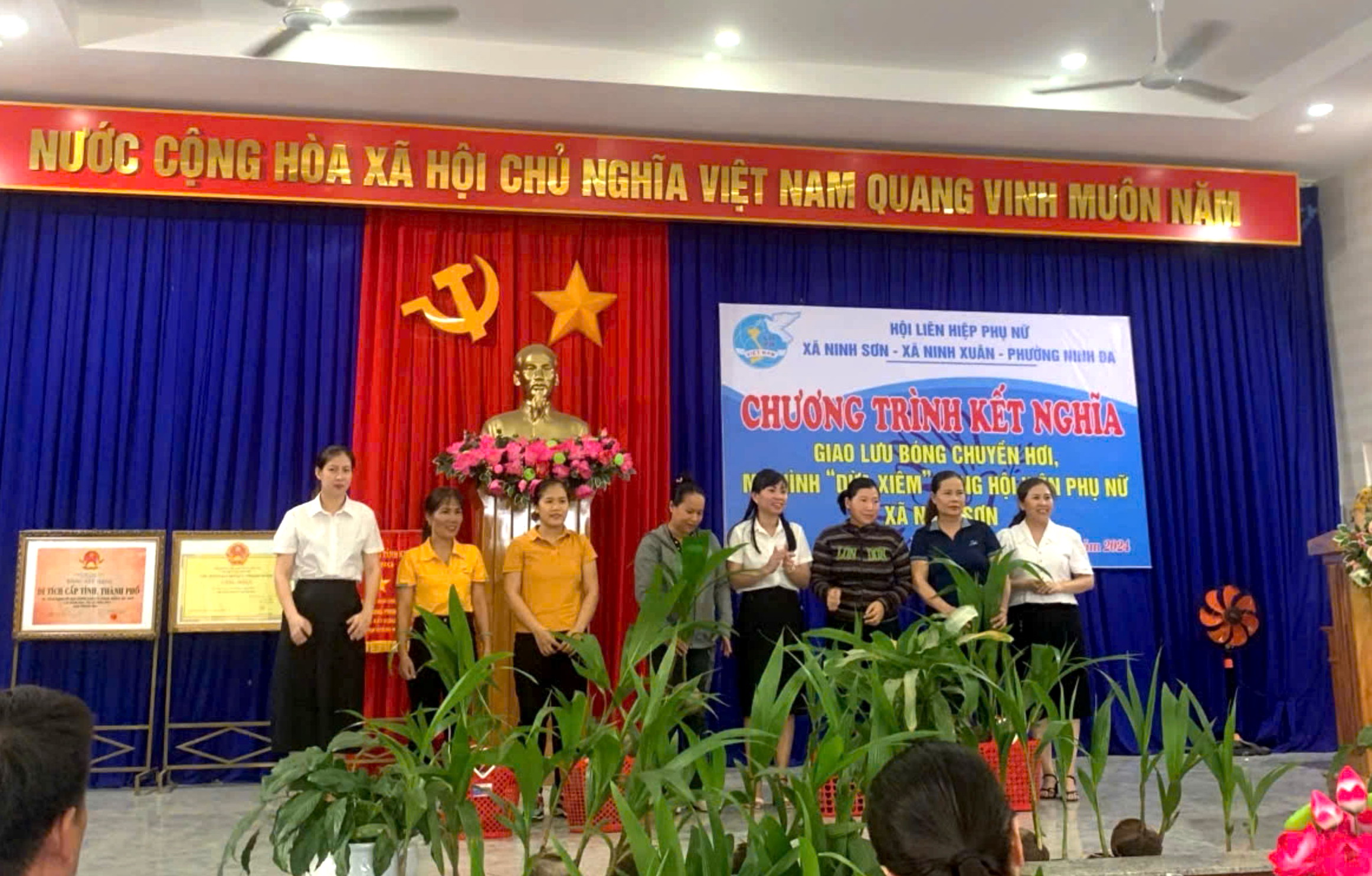 Tặng 100 cây dừa giống cho phụ nữ khó khăn xã Ninh Sơn