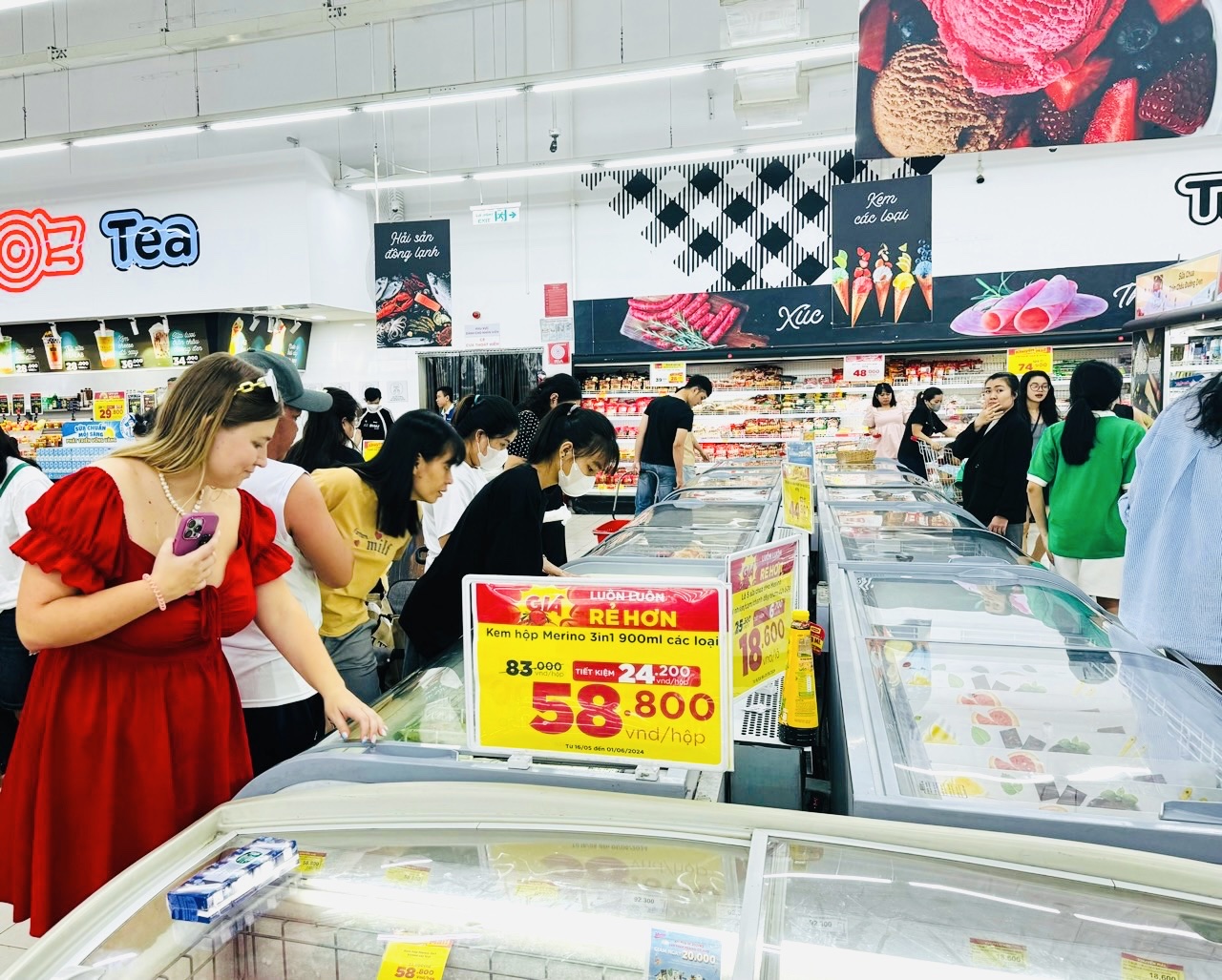 People shopping at a supermarket in Nha Trang City

