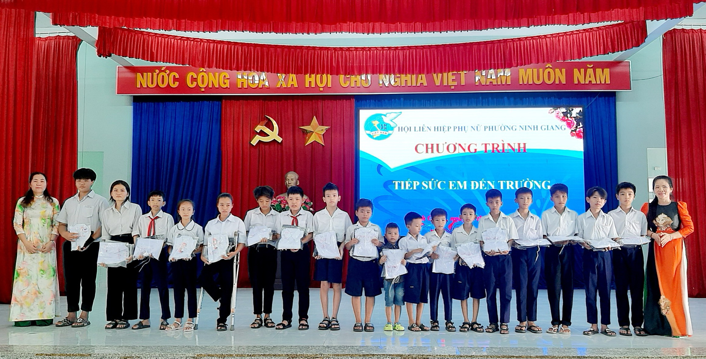 Hội Liên hiệp Phụ nữ phường Ninh Giang hỗ trợ học sinh, phụ nữ khó khăn