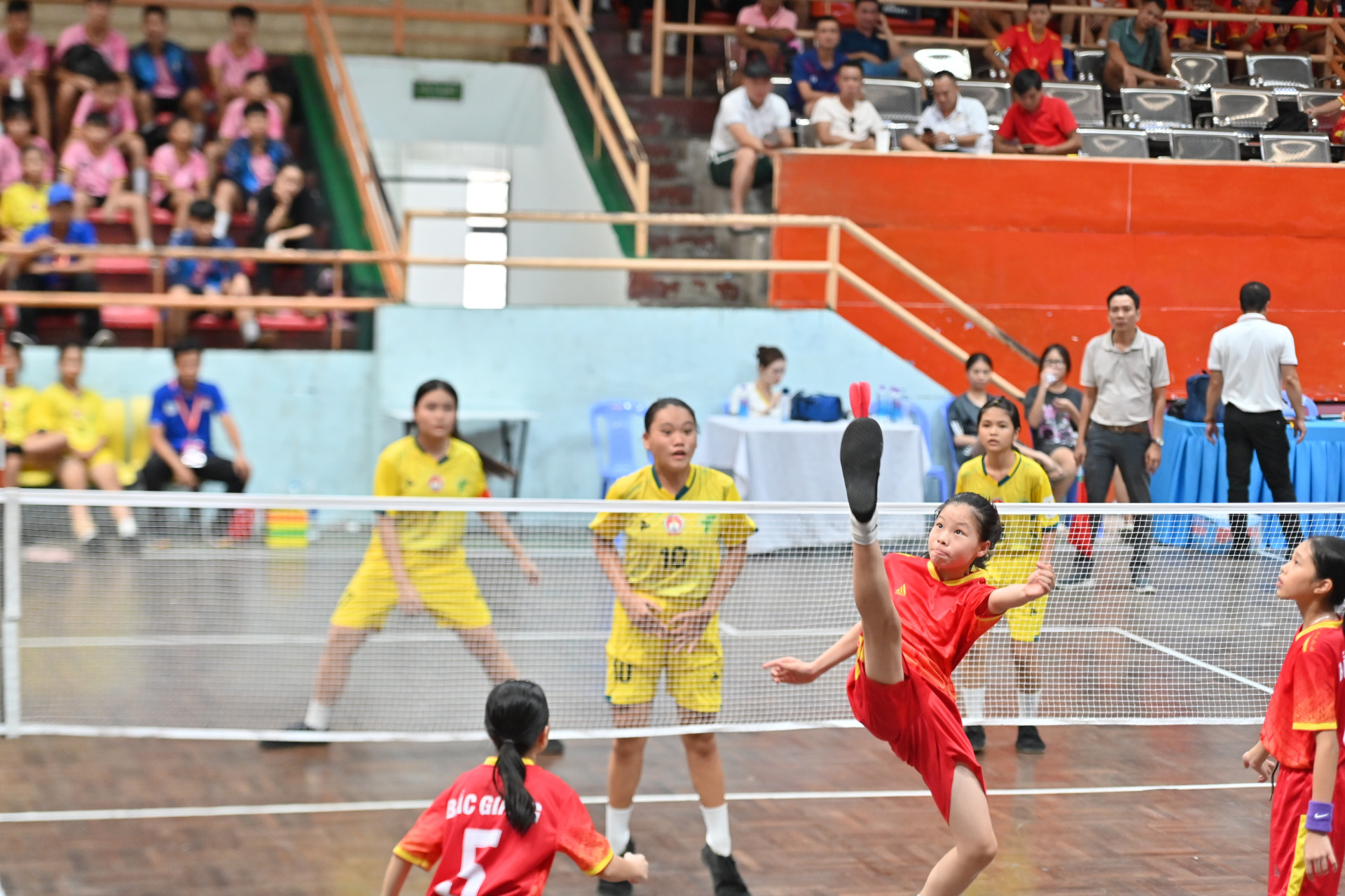 The organization committee giving flags to the winning teams

