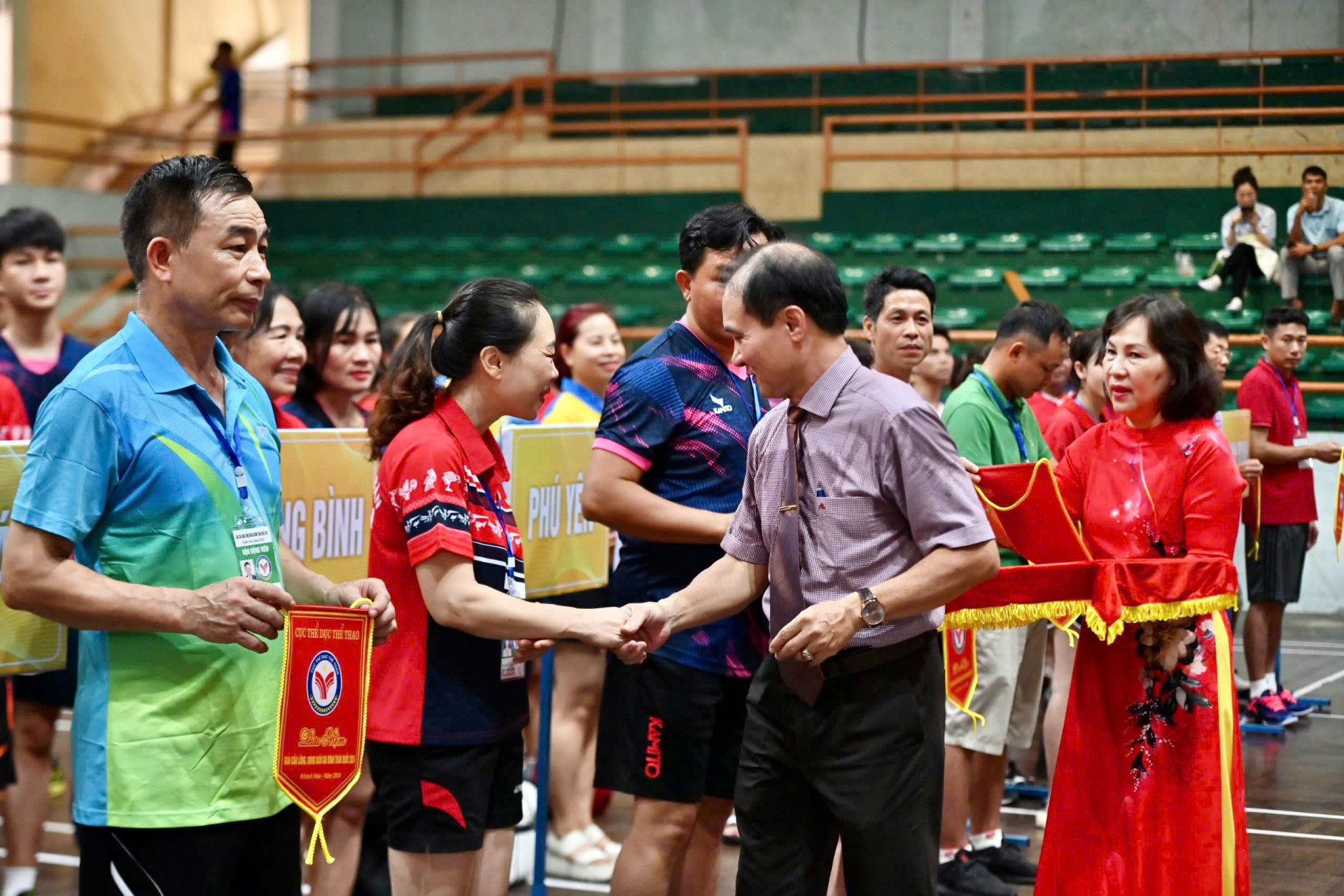 Organization committee giving souvenir flags to the participating units

