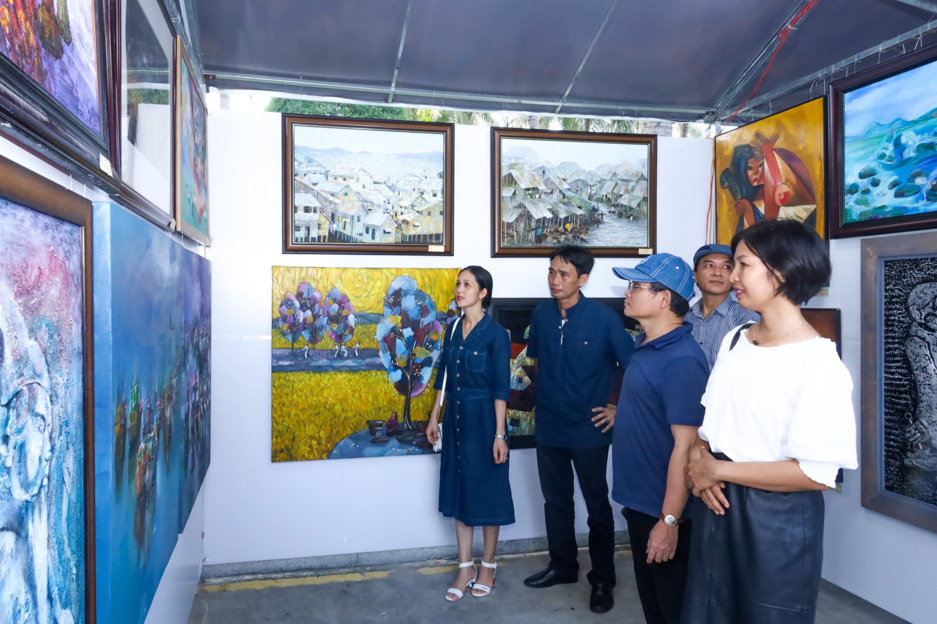 People viewing works of art at an exhibition organized by Khanh Hoa Provincial Literature and Art Association in 2023 (Illustrative photo)

