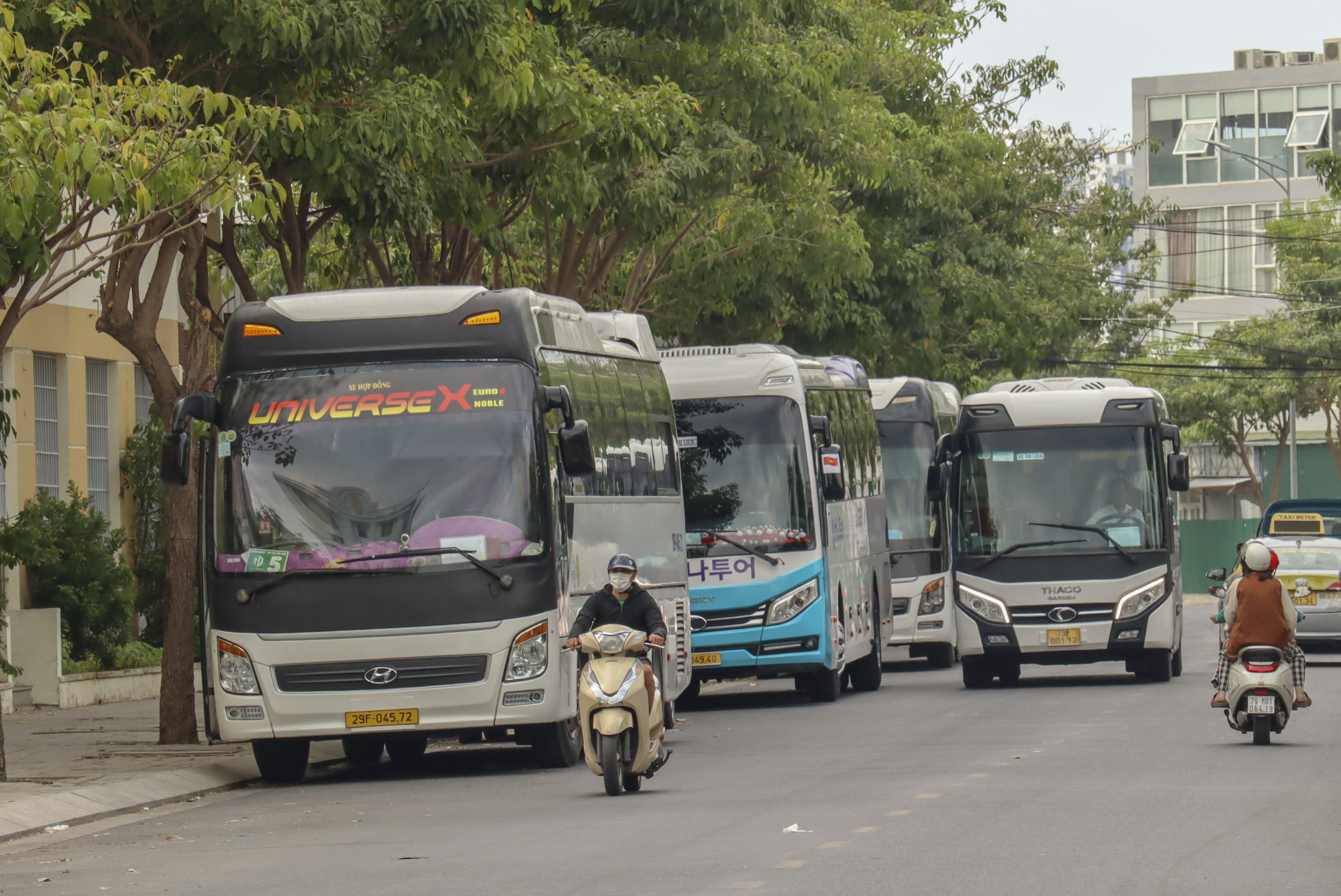 Thiếu bãi đỗ xe, xe khách đỗ tràn lan 
trên đường Nguyễn Thiện Thuật nối dài, ảnh hưởng đến hoạt động 
của Bệnh viện Quân y 87.
