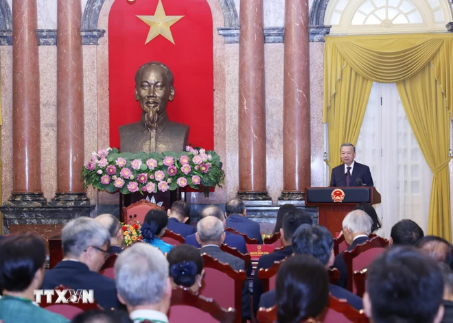 Tổng Bí thư, Chủ tịch nước Tô Lâm nói chuyện với các kiều bào tiêu biểu về dự Hội nghị người Việt Nam ở nước ngoài toàn thế giới lần thứ IV và Diễn đàn Tri thức và chuyên gia Việt Nam ở nước ngoài. Ảnh: Lâm Khánh - TTXVN

