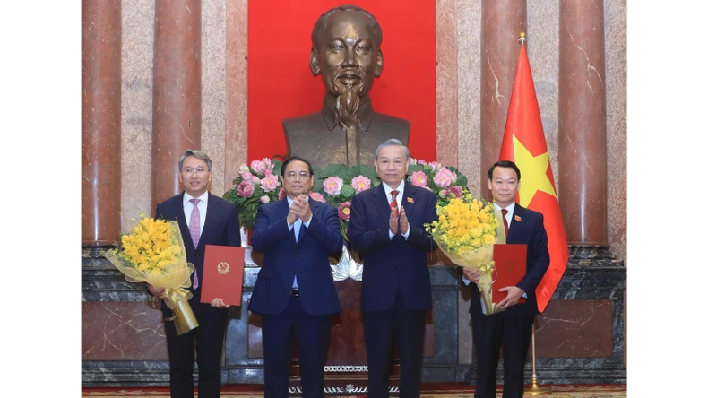 Tổng Bí thư, Chủ tịch nước Tô Lâm trao Quyết định bổ nhiệm, Thủ tướng Phạm Minh Chính tặng hoa chúc mừng Bộ trưởng Tài nguyên và Môi trường Đỗ Đức Duy, Bộ trưởng Tư pháp Nguyễn Hải Ninh.