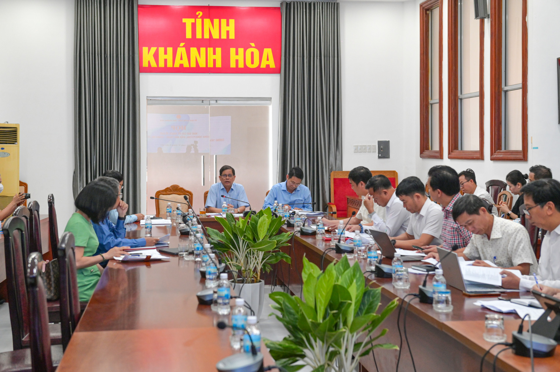 Nguyen Tan Tuan, Deputy Secretary of Khanh Hoa Provincial Party Committee and Chairman of the Provincial Peoples Committee, presides over a meeting on the organization plan of Nha Trang- Khanh Hoa Sea Festival 2025

