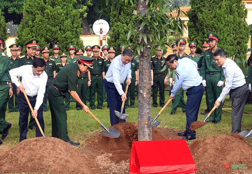 Tổng Bí thư, Chủ tịch nước Tô Lâm, Bí thư Quân ủy Trung ương thăm, làm việc với Ban Thường vụ Quân ủy Trung ương - Ảnh: QĐND