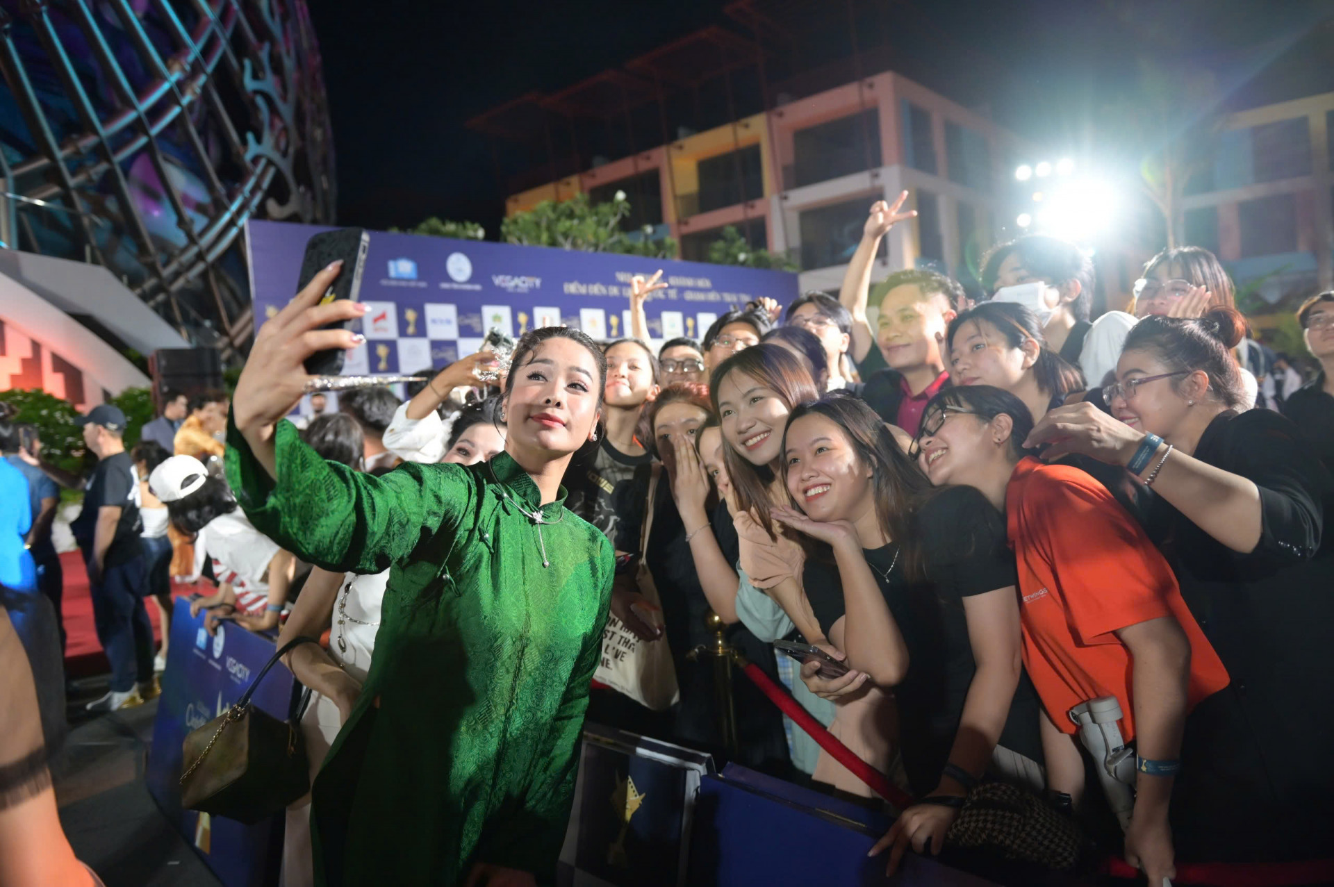 Artists participating in Golden Kite Awards 2023 posing for photo with audience (Photo: Vinh Thanh)

