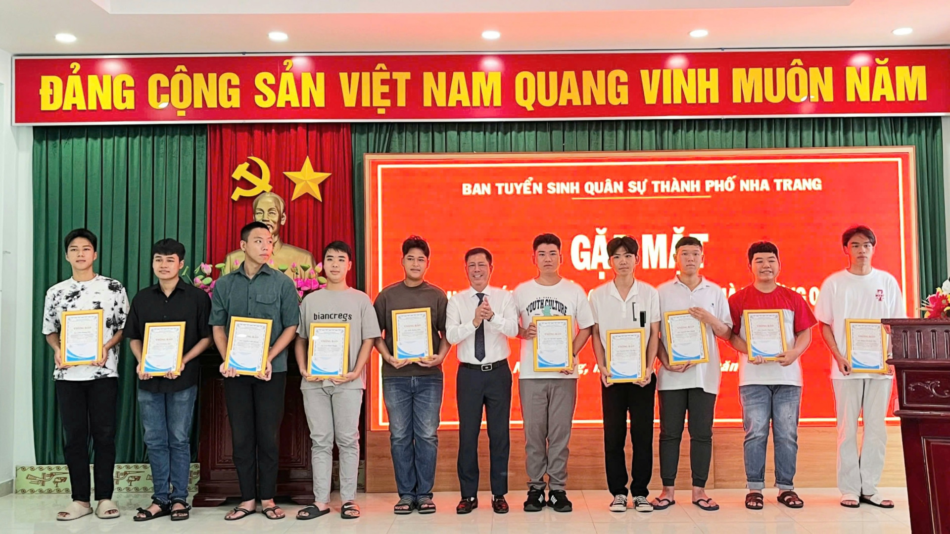 Ông Trần Minh Chiến trao giấy thông báo trúng truyển và quà cho các thí sinh.