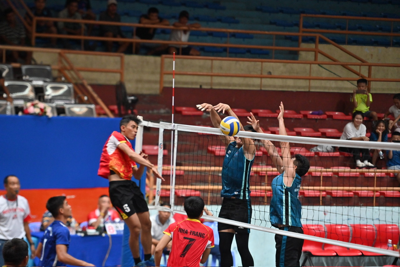 Match between Kim Hoang Phat and Cam Lam and Nha Trang

