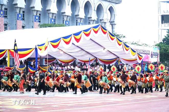 Đoàn diễu hành với đại diện của các chủng tộc trong trang phục truyền thống. (Ảnh: Hằng Linh/TTXVN)

