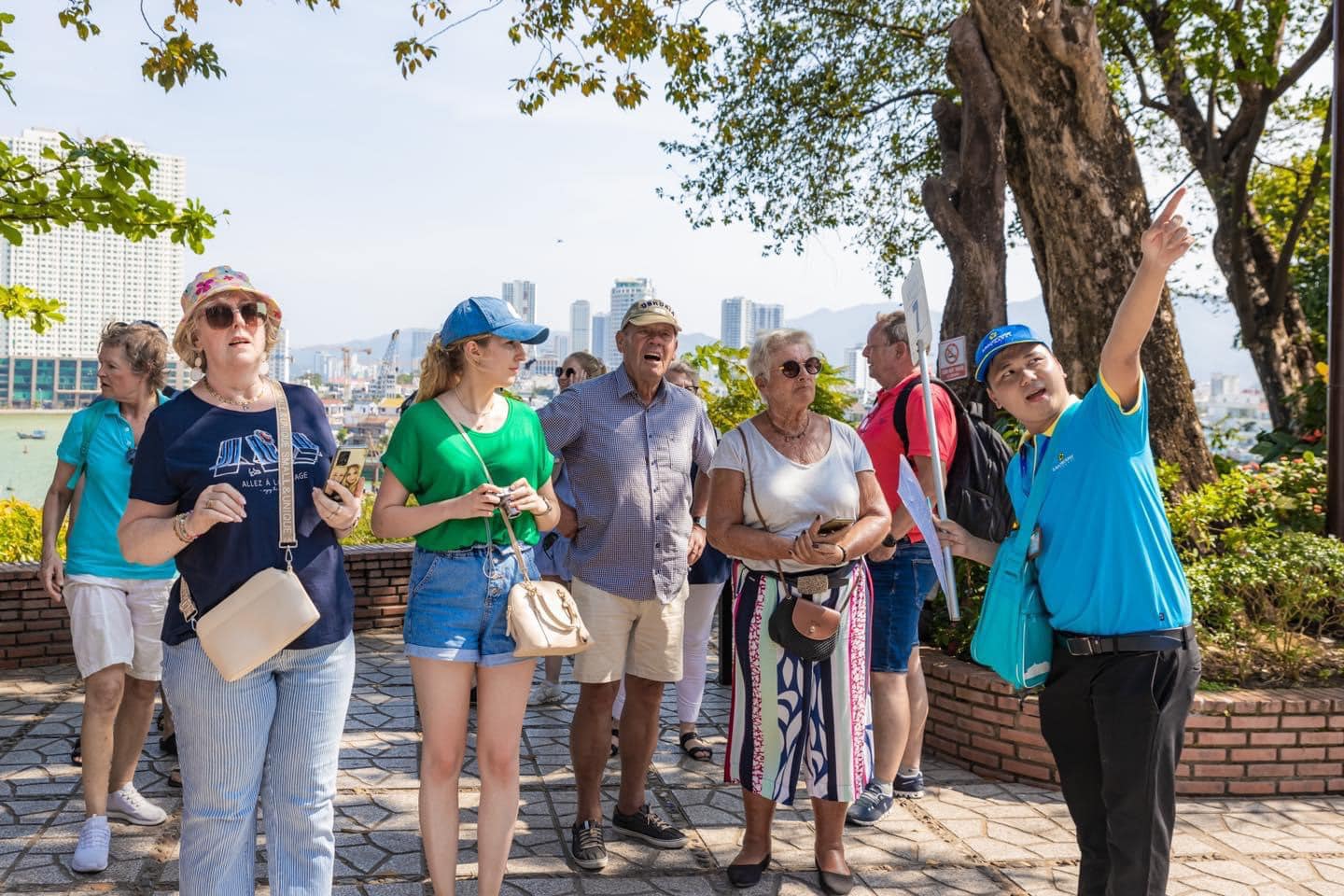 Khách quốc tế tham quan Tháp Bà Ponagar Nha Trang