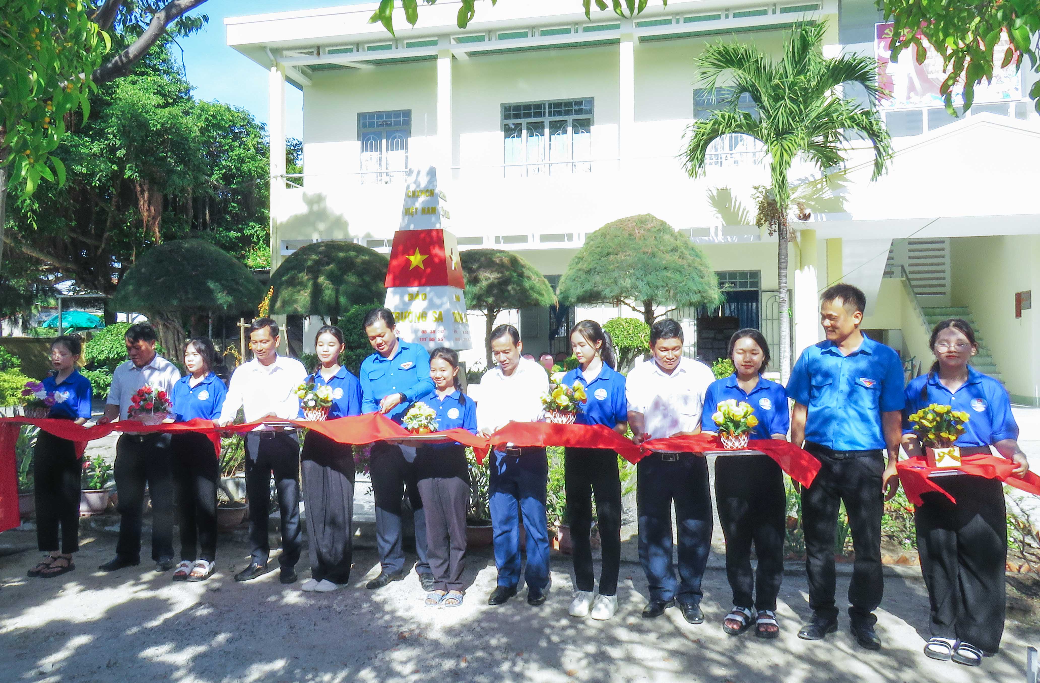 Vạn Ninh: Thực hiện công trình thanh niên Trường Sa trong trái tim tôi và Thắp sáng đường quê