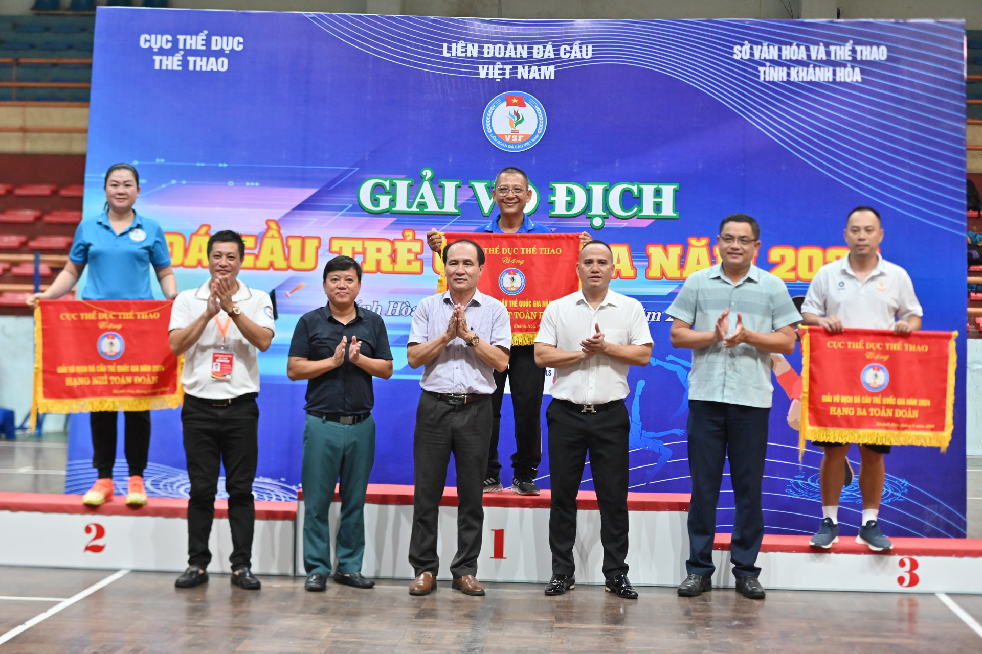 The organization committee giving flags to the winning teams
