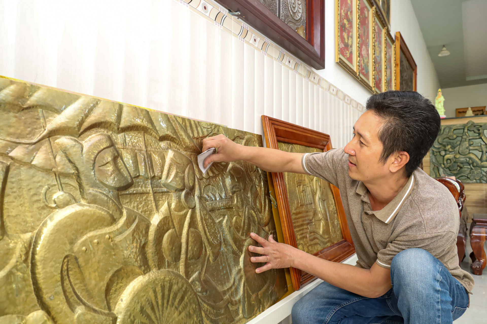 Many works painter Bui Trung Chinh have won awards at the editions of fine art exhibition region V

