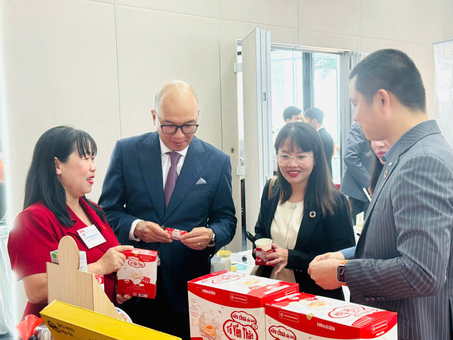 The attendees visit the stall of Nha Trang Bird’s Nest Joint Stock Company

