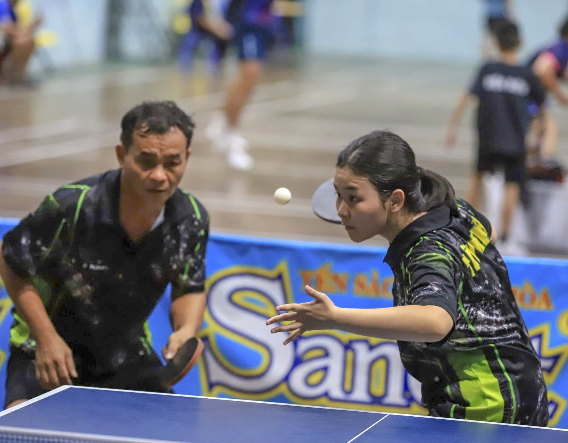 Mai Hong Hai and his daughter compete in father-daughter’s event (Photo: L.D.D)

