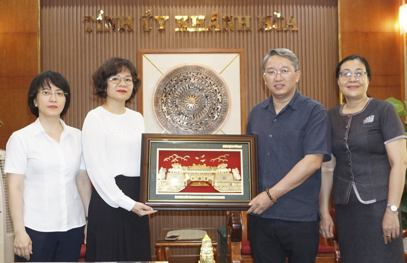 Bí thư Tỉnh ủy Nguyễn Hải Ninh trao tặng phẩm mà đồng chí nhận được cho Văn phòng Tỉnh ủy.