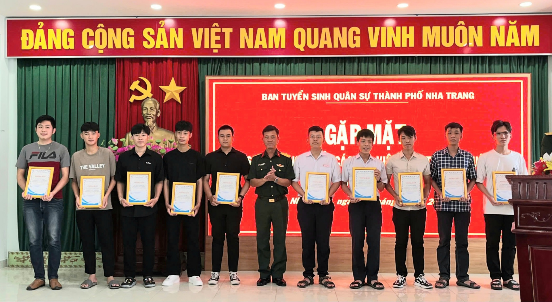 Thượng tá Huỳnh Văn Toàn trao giấy thông báo trúng tuyển và quà cho các thí sinh.