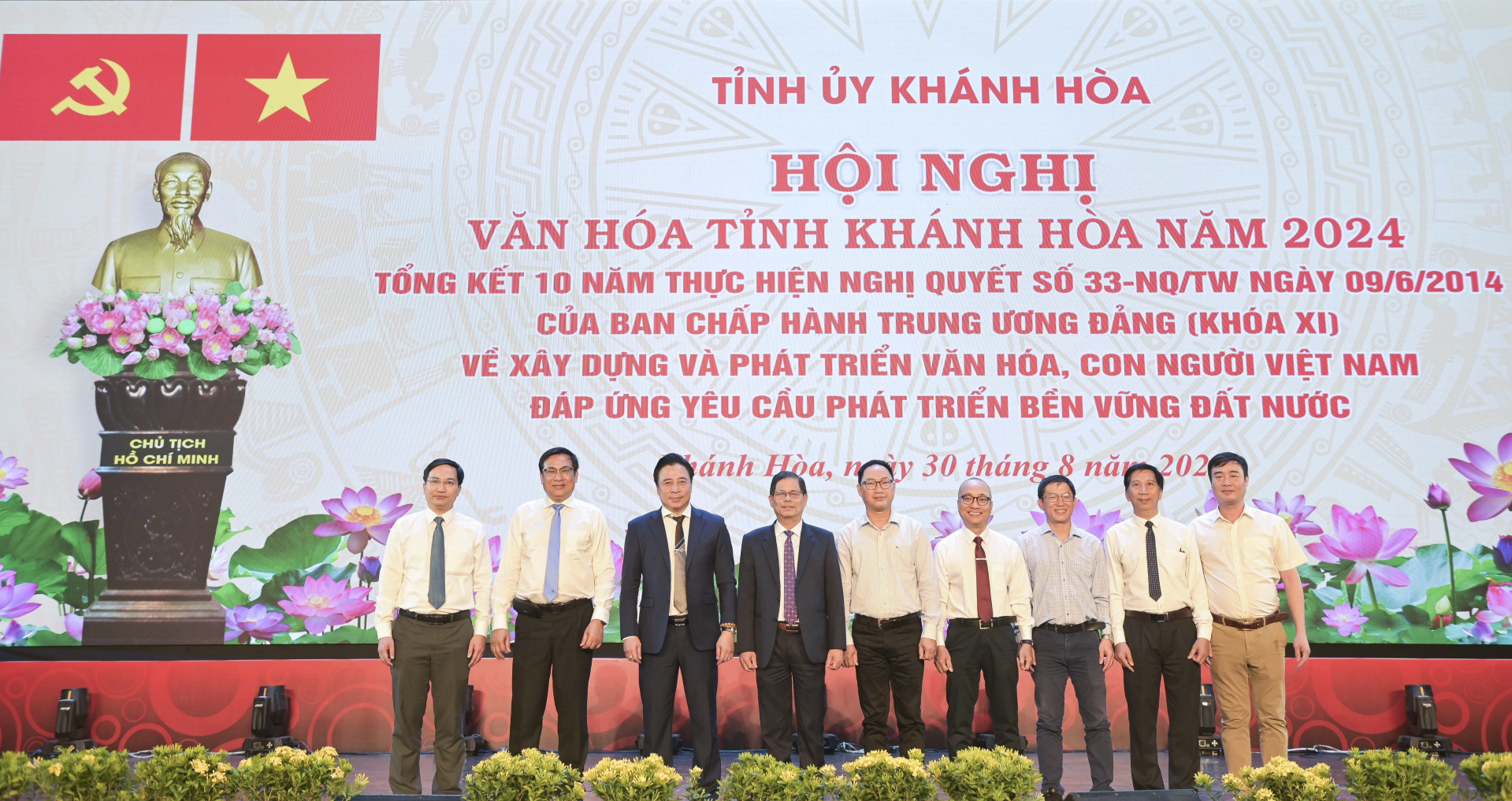 Các đại biểu chụp hình kỷ niệm tại hội nghị.