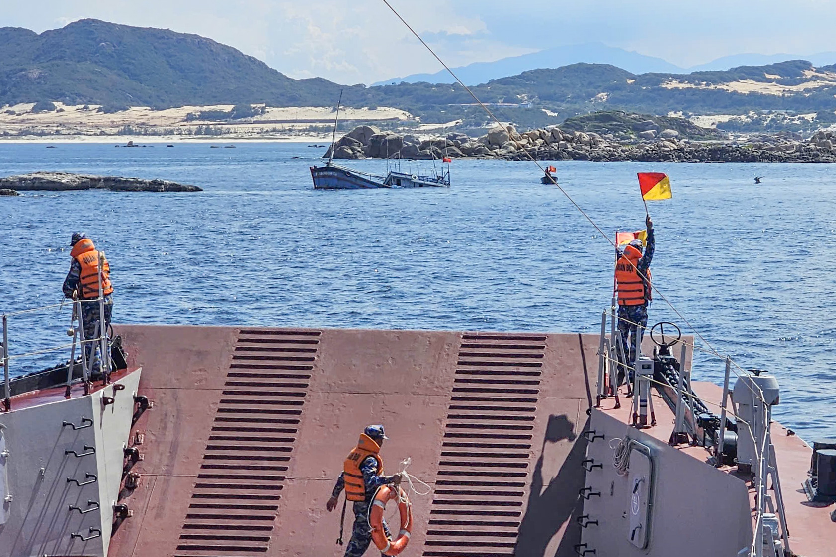 Tàu 524 Lữ đoàn 955 cứu kéo tàu cá Bình Định bị phá nước