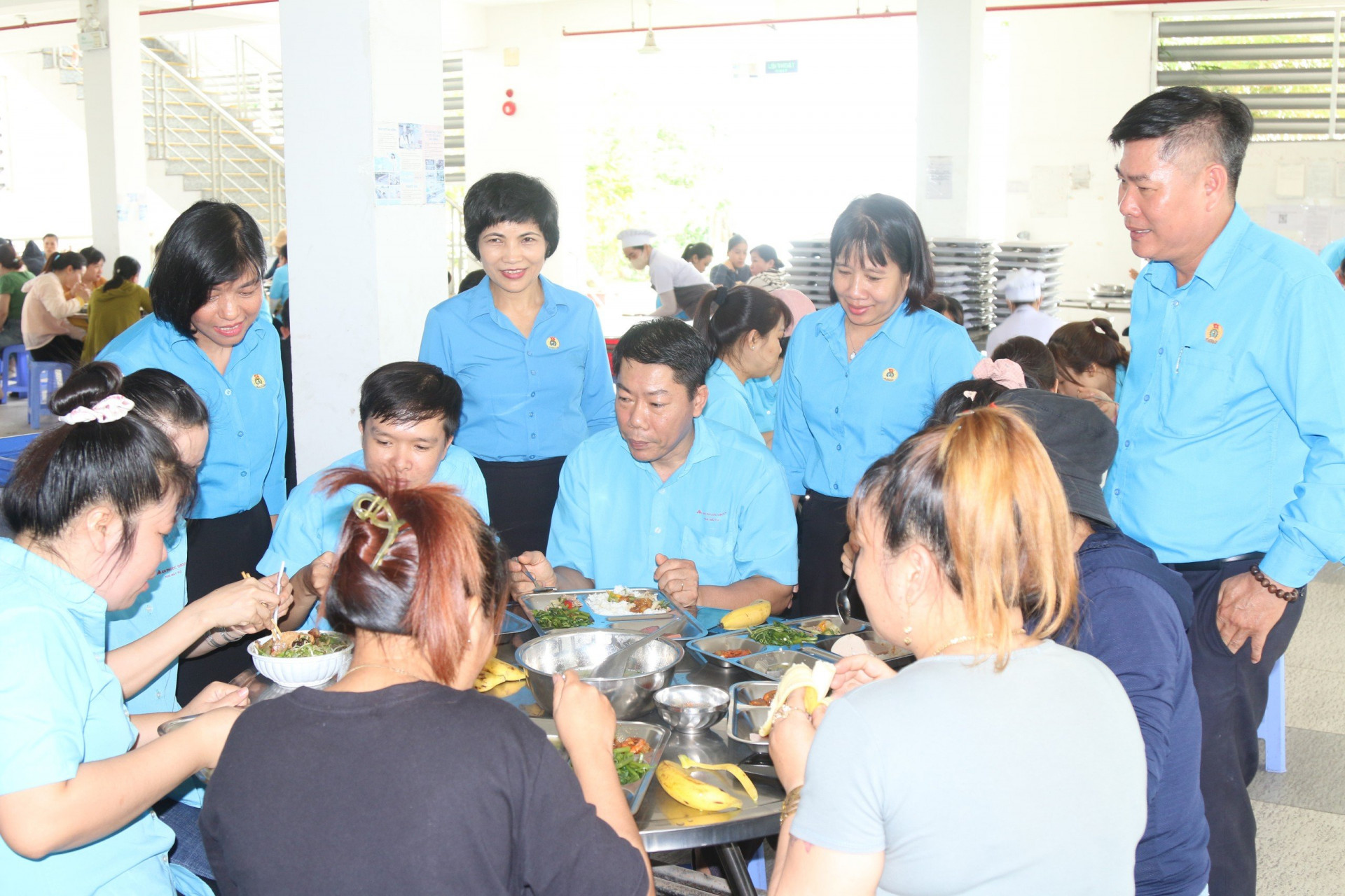 Cán bộ công đoàn thăm hỏi người lao động tại chương trình Bữa cơm công đoàn được công đoàn tổ chức tại Khu công nghiệp Suối Dầu.