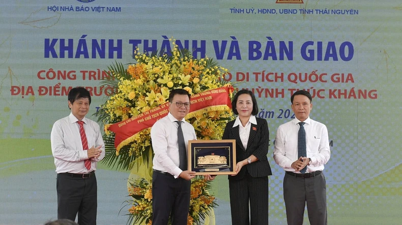 Đồng chí Nguyễn Thị Thanh, Ủy viên Trung ương Đảng, Phó Chủ tịch Quốc hội tặng quà lưu niệm Hội Nhà báo Việt Nam.