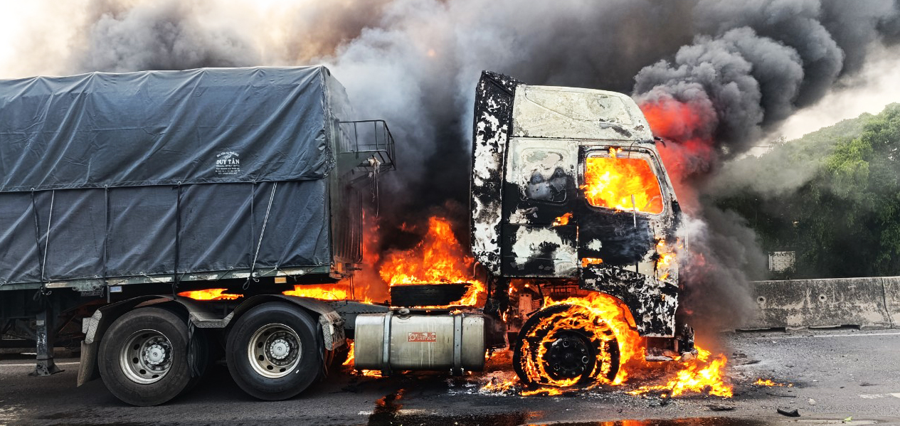 Xe đầu kéo đang lưu thông trên Quốc lộ 1 bất ngờ bốc cháy
